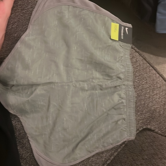 Nike brand new/ tags Standard fit youth large/ womens small has built in liner - Picture 2 of 4